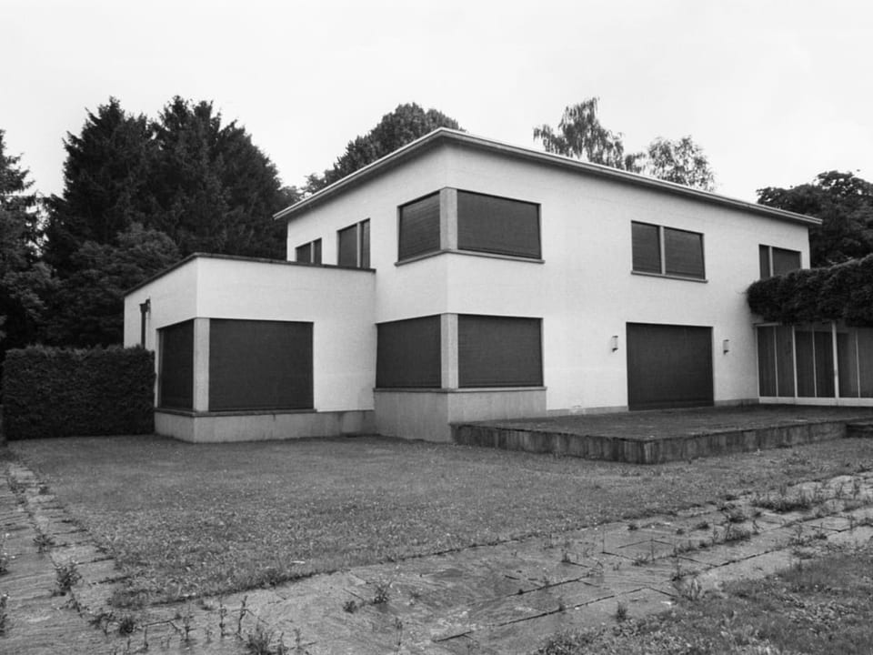 Schwarzweiss-Aufnahme der Villa Senar