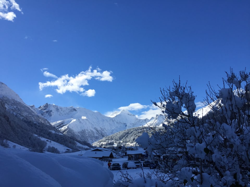 Blauer Himmel und Berge von Schnee: Es scheint als stamme das Bild von Januar oder Februar.
