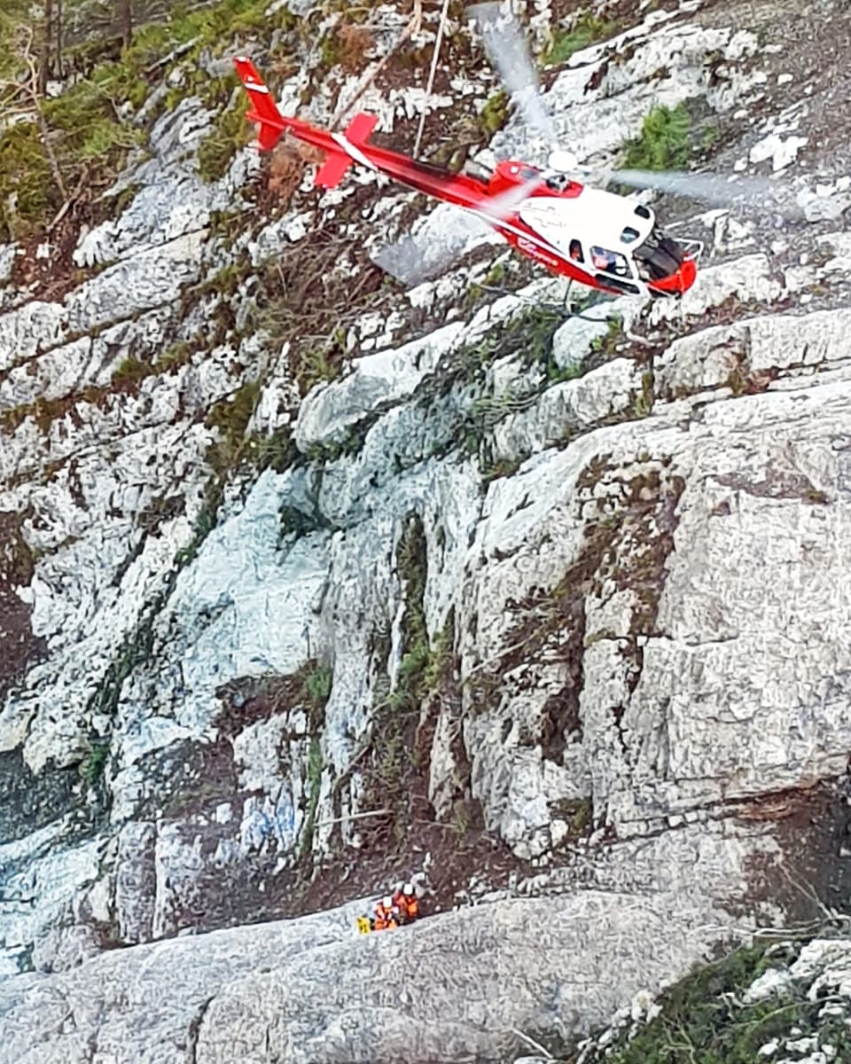 Ein Helikopter bringt Experten zu einem brüchigen Felsen oberhalb der Axenstrasse.
