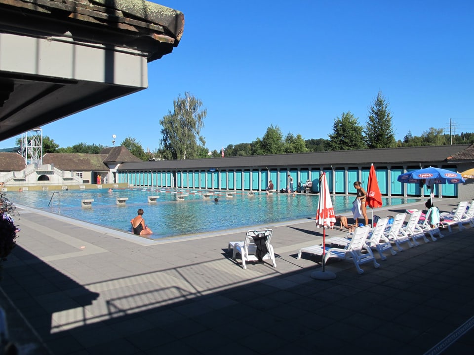 Schwimmbad Solothurn, rund um das Becken befinden sich die Garderoben.