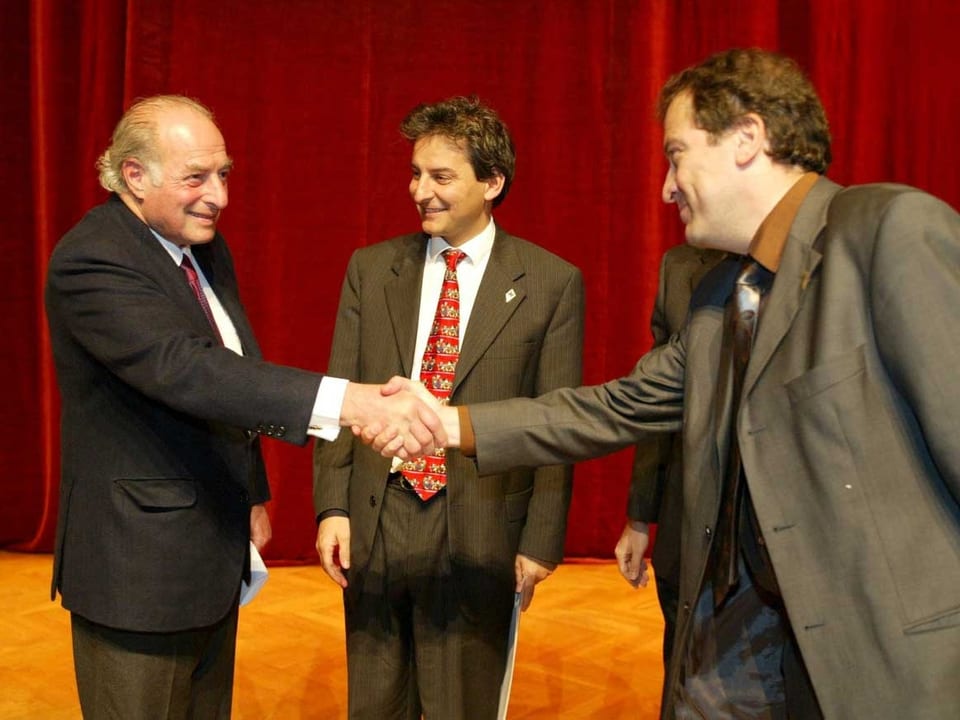  Marc Rich, links, gratuliert den Tessiner Kino Festivalorganisatoren "Castellinaria" Brenno Martignoni, Mitte, und Stelio Righenzi, rechts, zum Doron Preis 2002