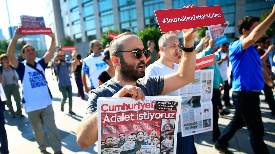 Menschen demonstrieren in Istanbul gegen die Verhaftung von Journalisten.