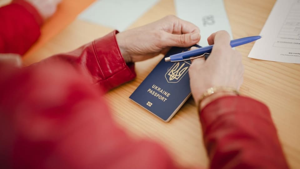 Schraner Burgener mit ukrainischem Pass in der Hand.