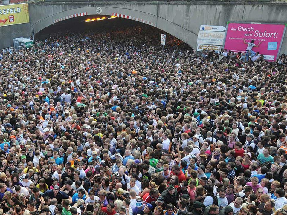 Menschenmenge vor Tunnel