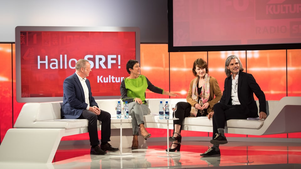 Die Expertenrunde: Joachim Salau (links) vom Musikprogramm Radio SRF 2 Kultur, Moderatorin Monika Schärer, Barbara Gysi, Programmleiterin Kultur, und Stefan Charles, Abteilungsleiter Kultur.