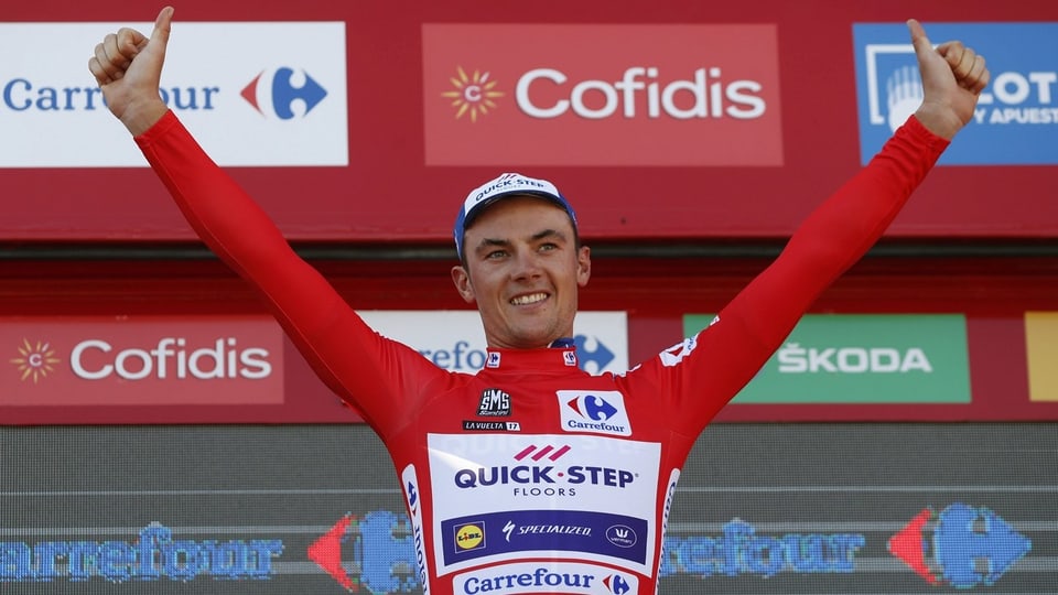 Der belgische Radfahrer Yves Lampaert bei der Siegerehrung.