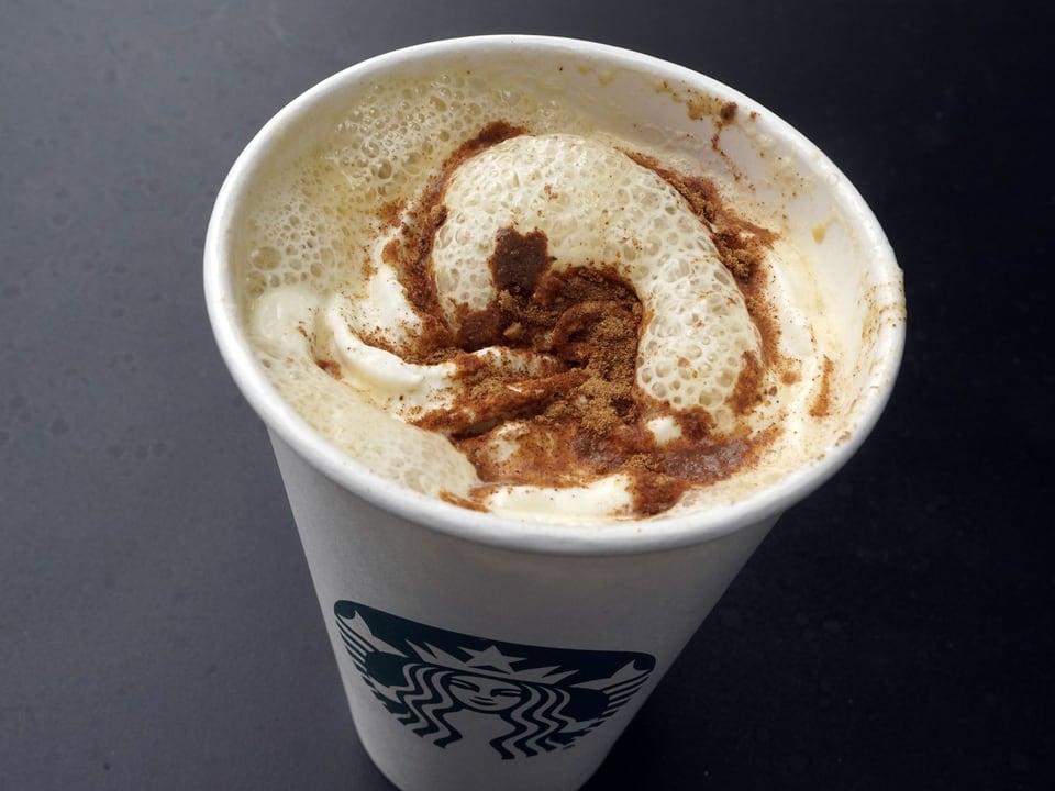 Muss man den probieren? Ein Pumpkin Spice Latte in einem Starbucks.