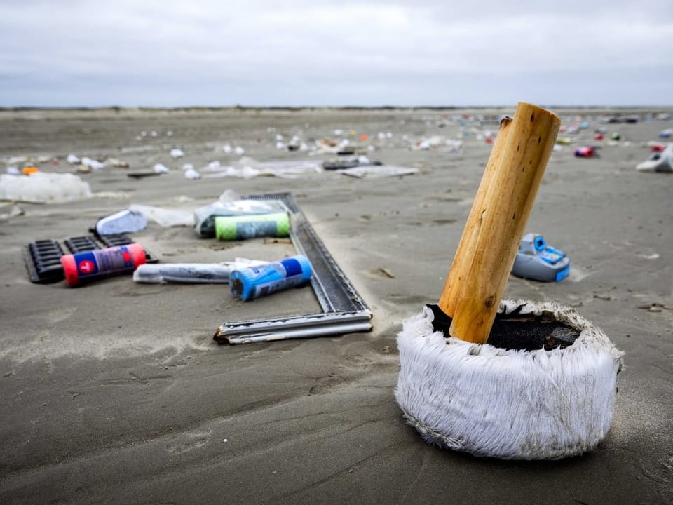 An einem Strand liegen Plastikteile. 