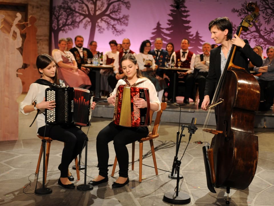 Das Akkordeonduo Schottix mit Esther Seeberger und Rafaela Seeholzer sowie Claudia Muff am Kontrabass 