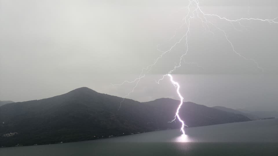Ein Blitz schlägt in den Lago Maggiore.