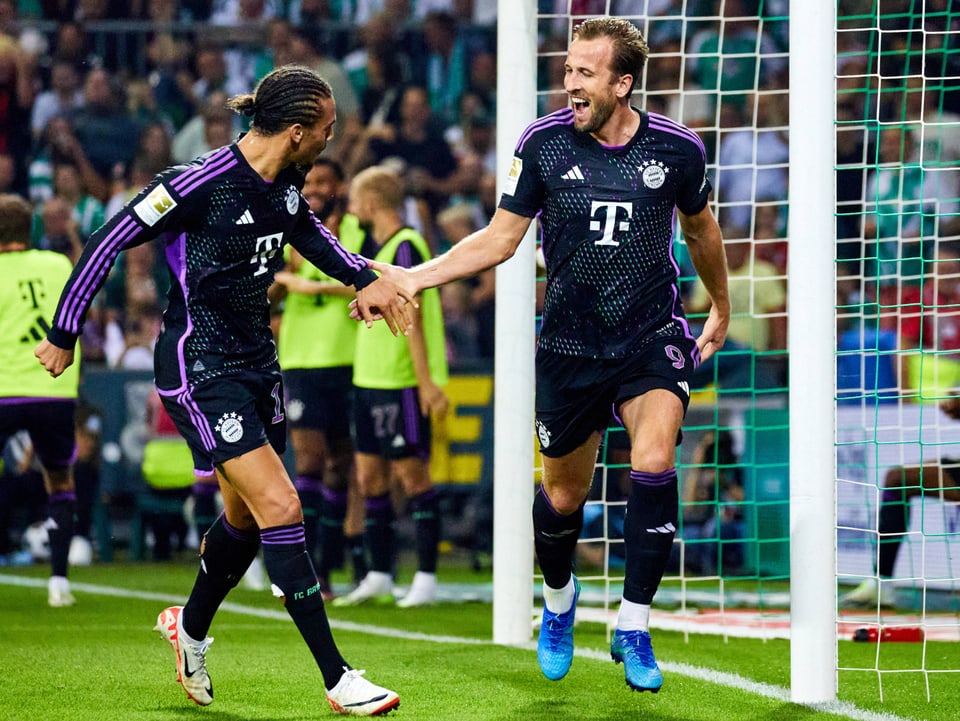 Leroy Sané und Harry Kane feiern einen Bayern-Treffer