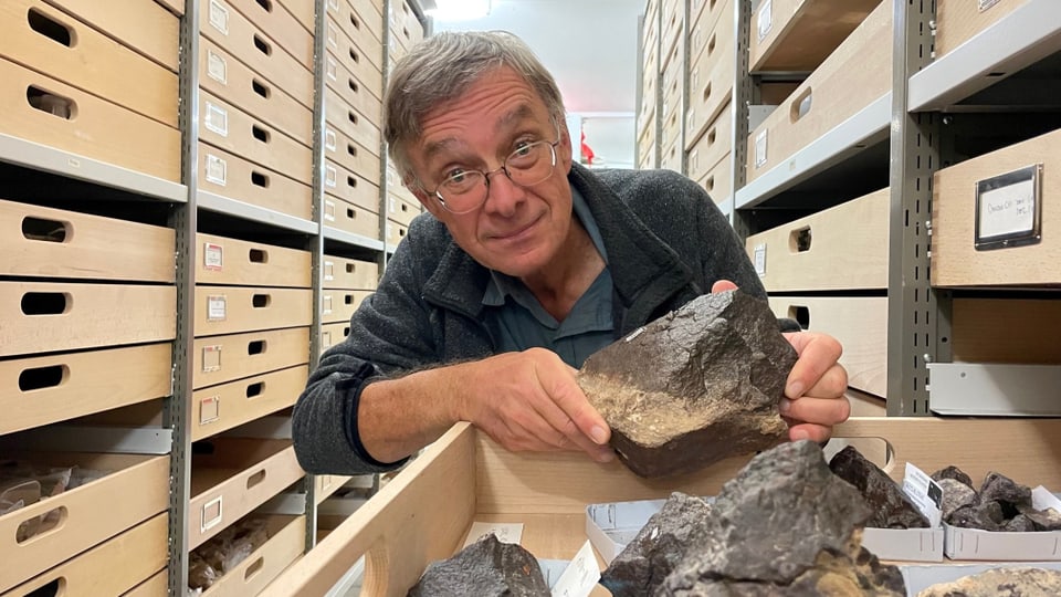 Geologe Beda Hofmann mit frisch gefundenen Meteoriten in seinem Büro.
