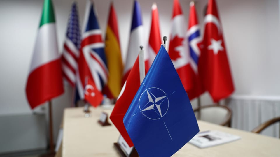 Nato und Türkei-Fähnchen