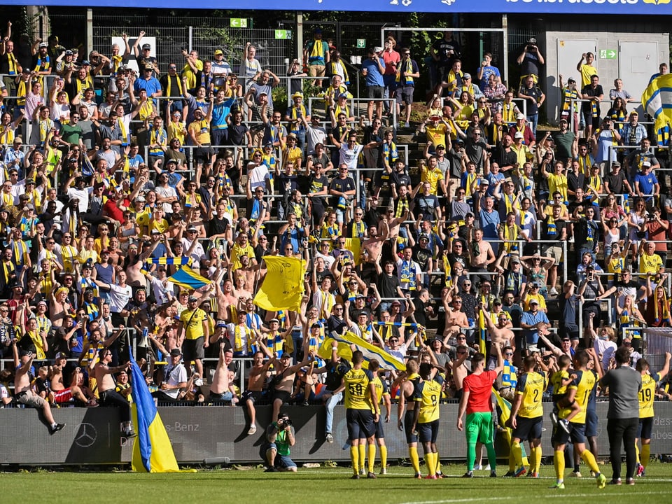 Fans und Spieler von Union Saint-Gilloise feiern gemeinsam den Sieg.