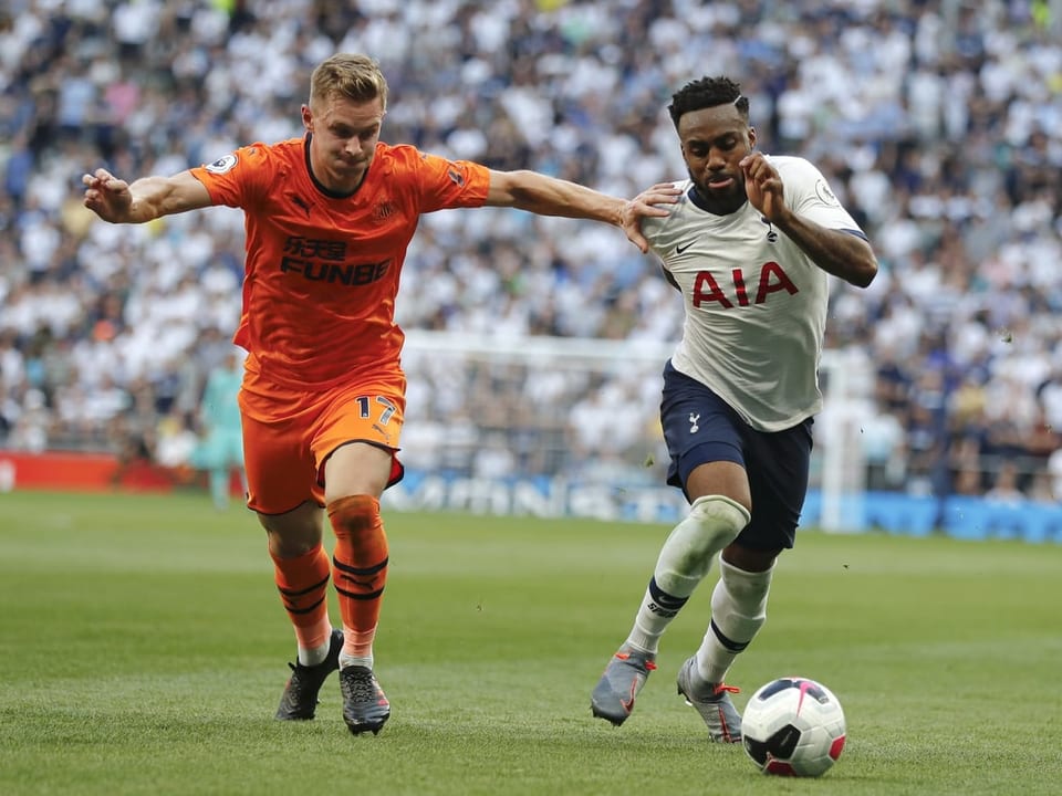 Tottenhams Danny Rose im Zweikampf mit Emil Krafth von Newcastle.