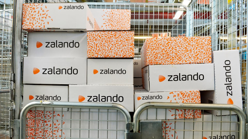 Gestapelte Pakete von Zalando