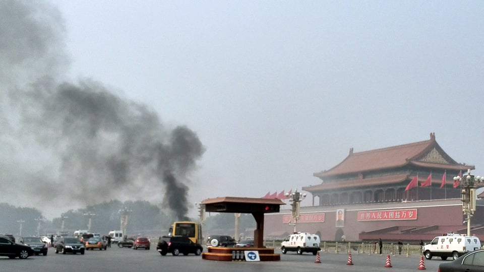 Rauch nach einer Explosion auf dem Tianamen-Platz.
