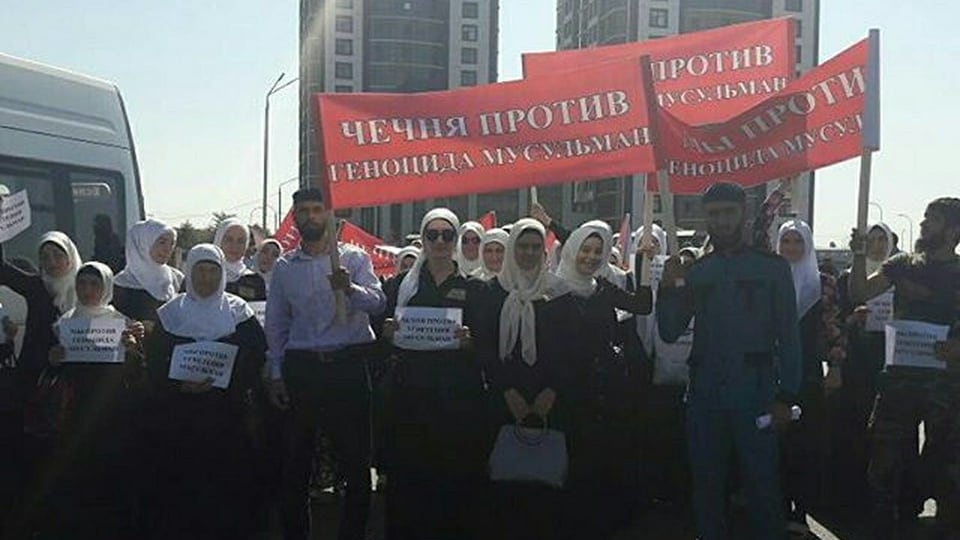 Demonstranten in Grosni