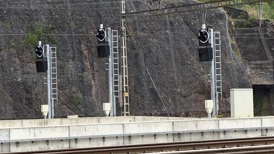 Signalanlagen an Masten am Bahngleis.