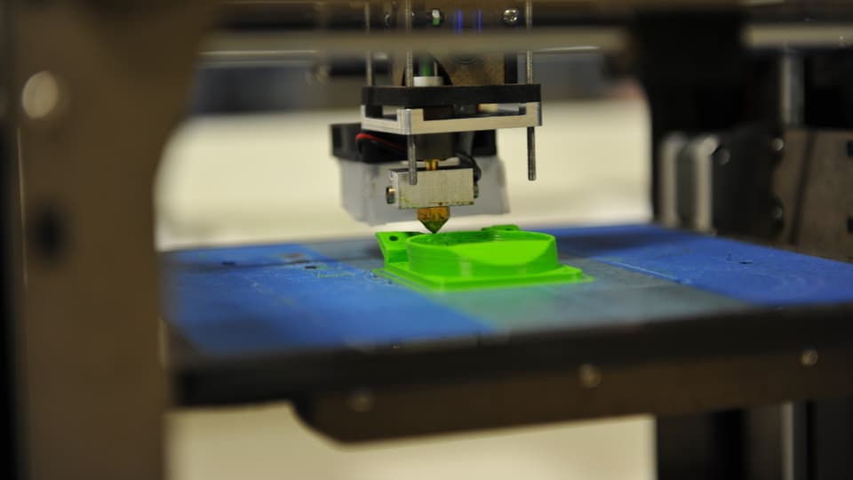3-D-Drucker im Einsatz: Schicht für Schicht entstehen nach digitalen Vorlagen dreidimensionale Gegenstände.