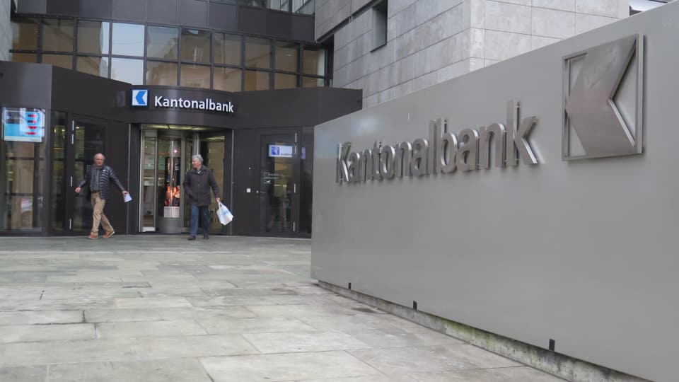 Eingang zur Kantonalbank mit Logo im Vordergrund