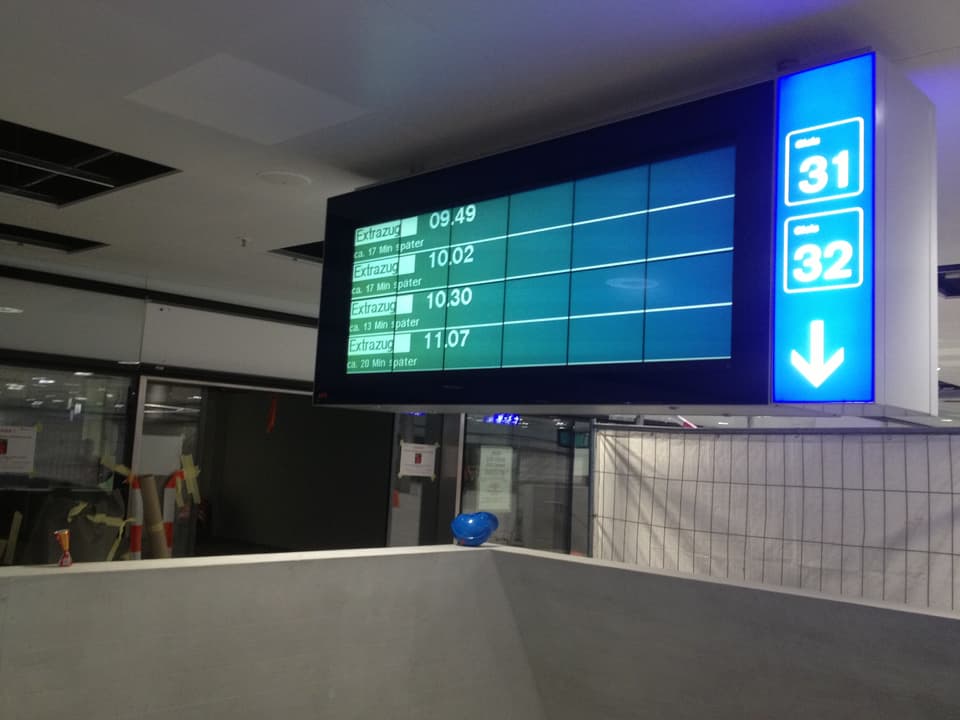 Eine Anzeigetafel am Bahnhof