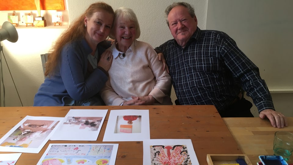 Iris Galey mit ihrer Kunsttherapeutin Christa Lambertus und ihrem Ehemann Peter Gubler.