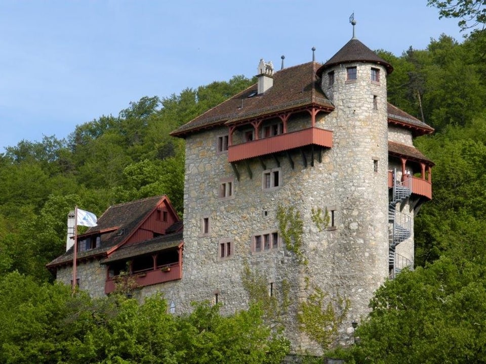 Burg mit kleinem Turm.