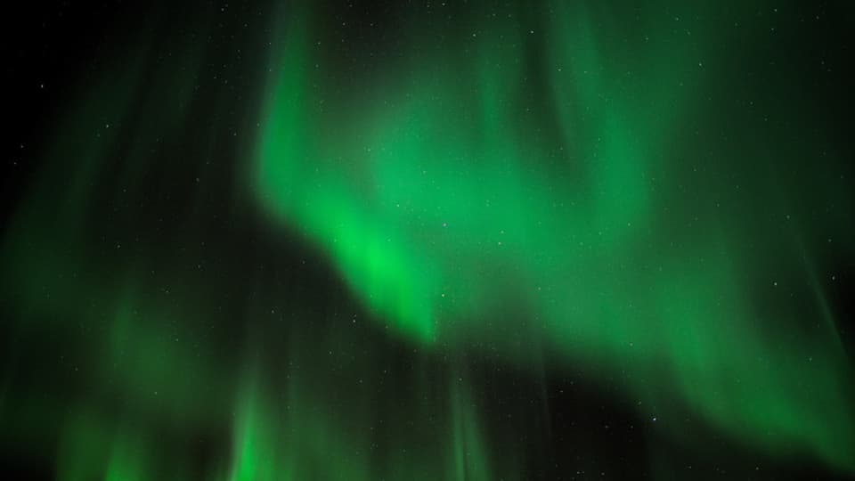 Grossflächiges Grünes Polarlicht am Himmel