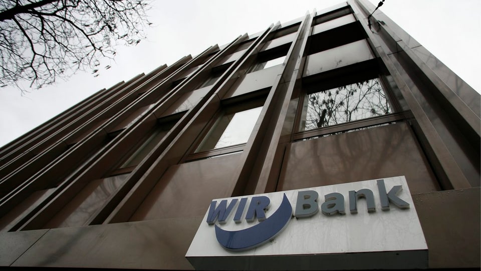 Ein Gebäude mit dem Schild der WIR-Bank.