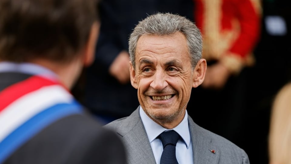 Nicolas Sarkozy im grauen Anzug