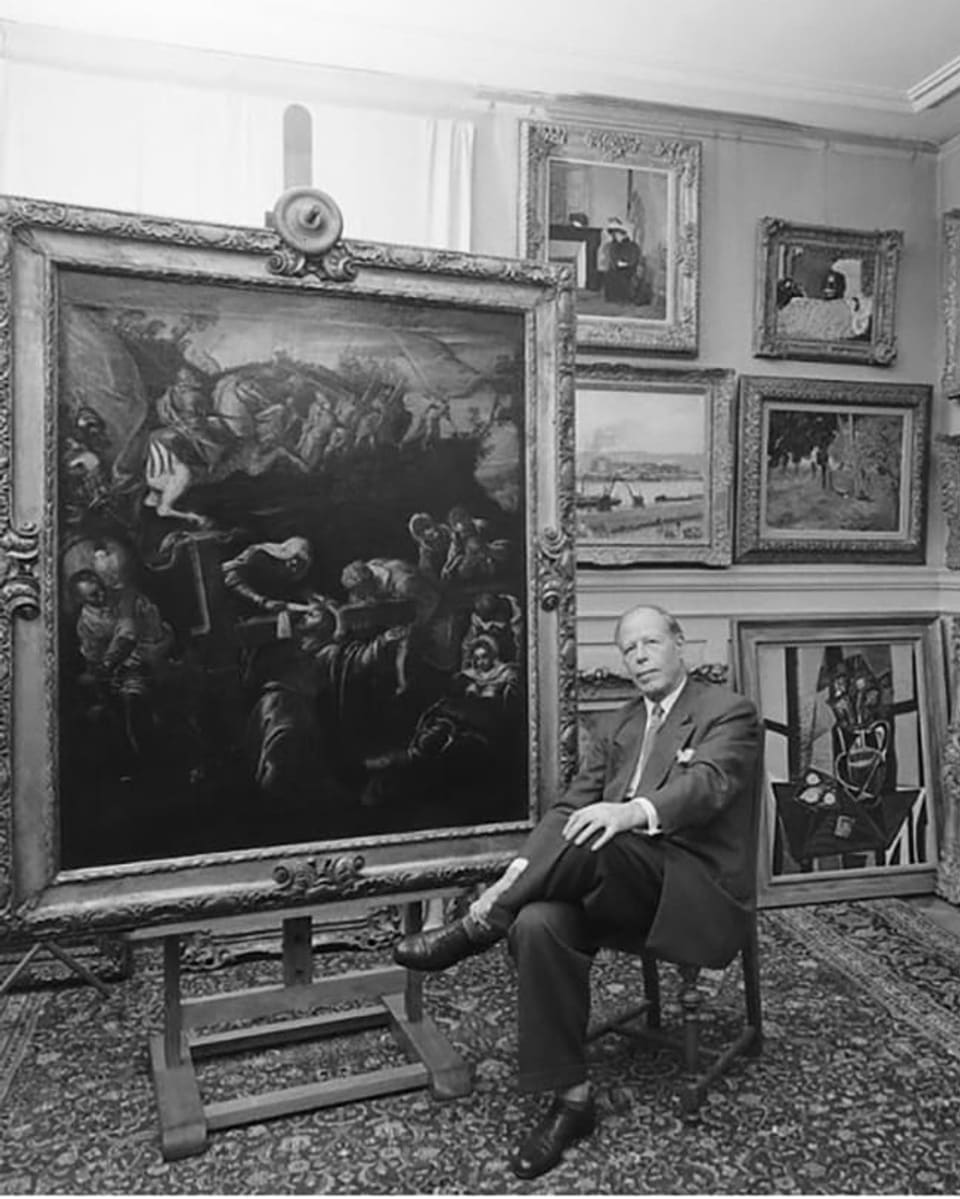 Mann sitzt inmitten von Kunstwerken