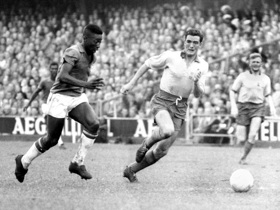 Schwedens Bengt Gustavsson im WM-Final 1958 gegen Brasiliens Pelé.