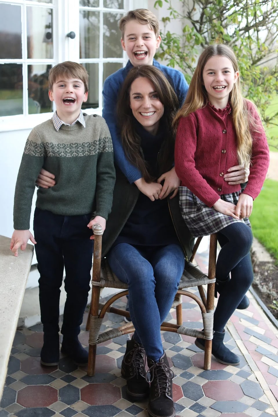 Kate Middleton posiert mit ihren Kindern.