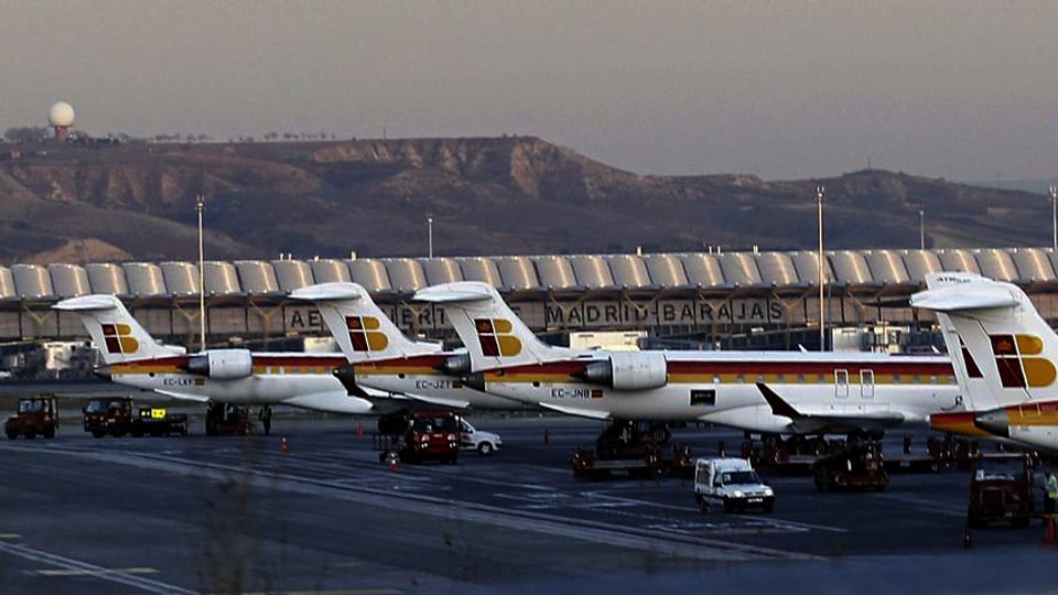 Flugzeuge der Iberia am Flughafen.