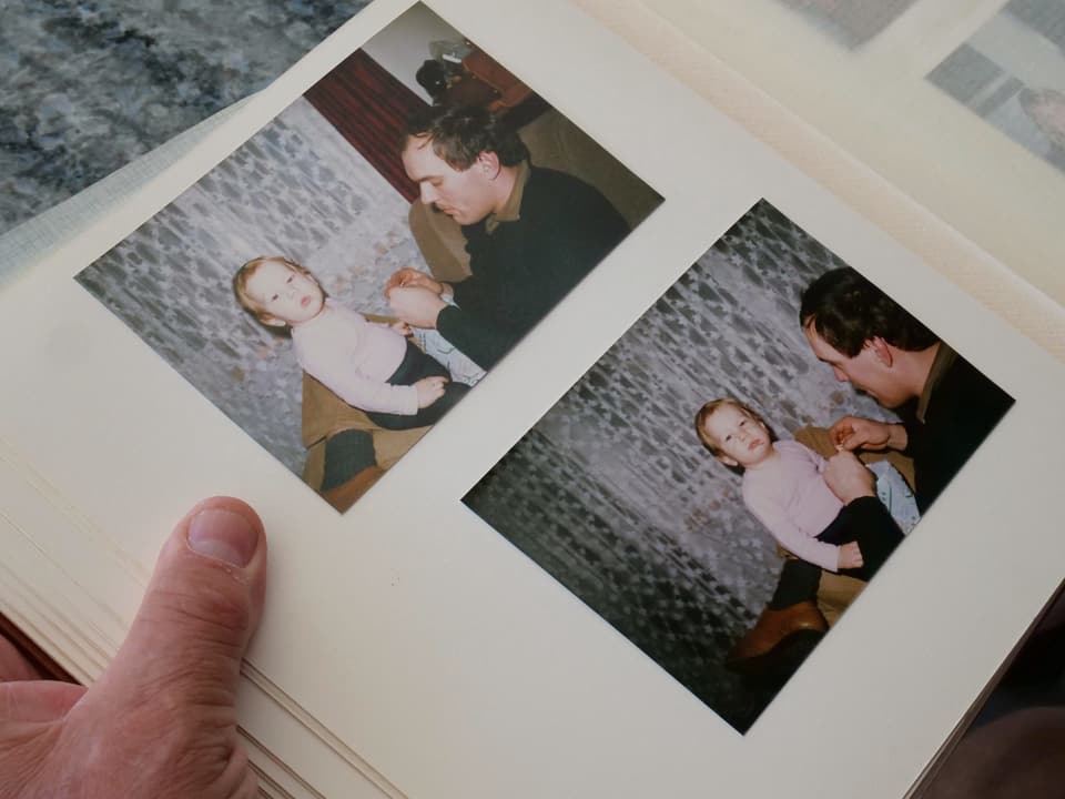 Zwei Fotos im Familienalbum mit Vater und Sohn