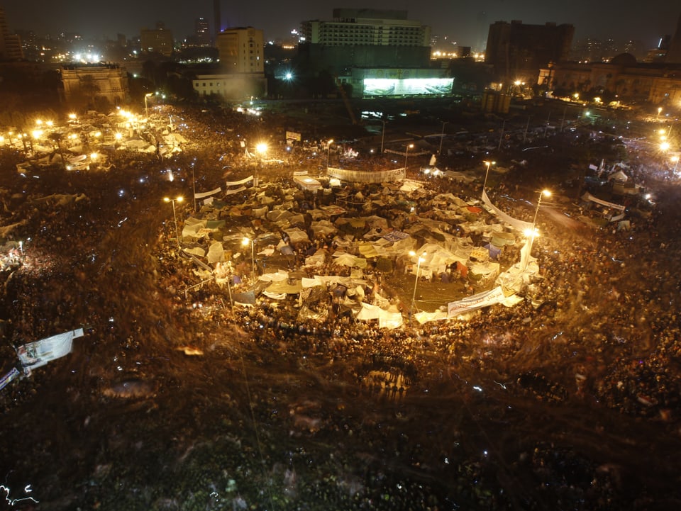 Der Tahrir-Platz in der Nacht. In der Mitte im Kreis zahlreiche weisse Zelte.