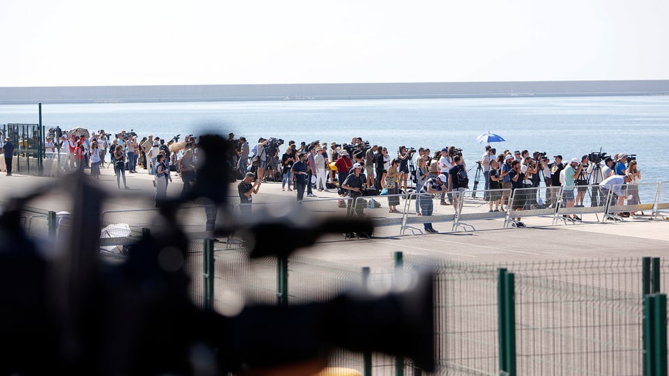 Journalisten warten am Hafen auf die Ankunft des Rettungsschiffts "SOS Mediterranee" Aquarius