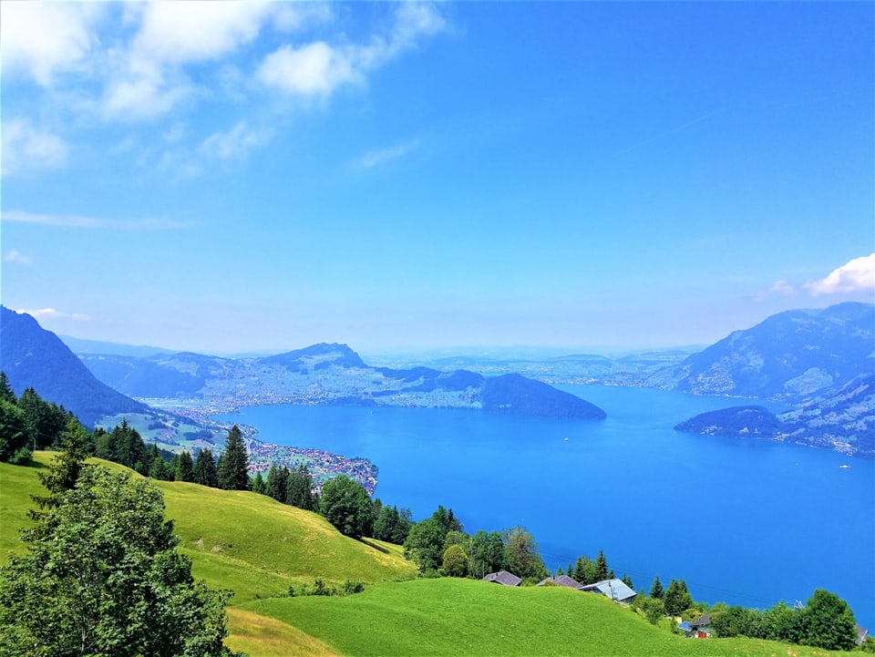 10. Juli Blick vom Berg auf den See bei fast wolkenlosem Himmel.