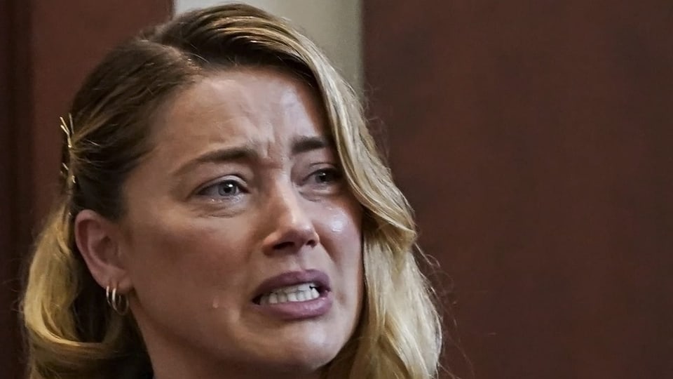 Amber Heard spricht unter Tränen über ihren Ex-Mann Johnny Depp Frau mit Tränen in den Augen