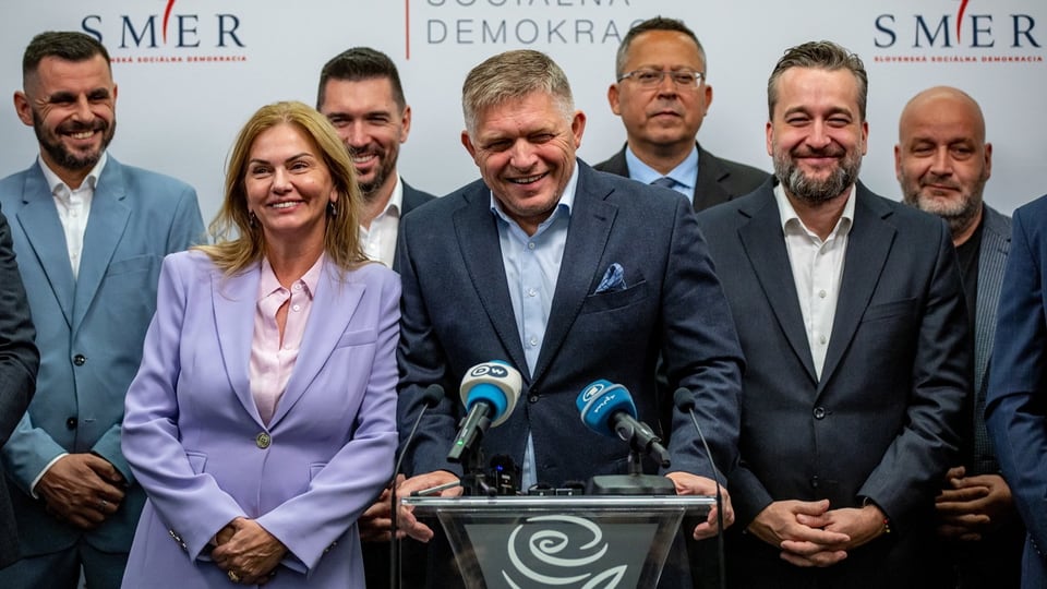 Fico spricht mit den Medien nach den slowakischen Parlamentswahlen in der Parteizentrale in Bratislava.