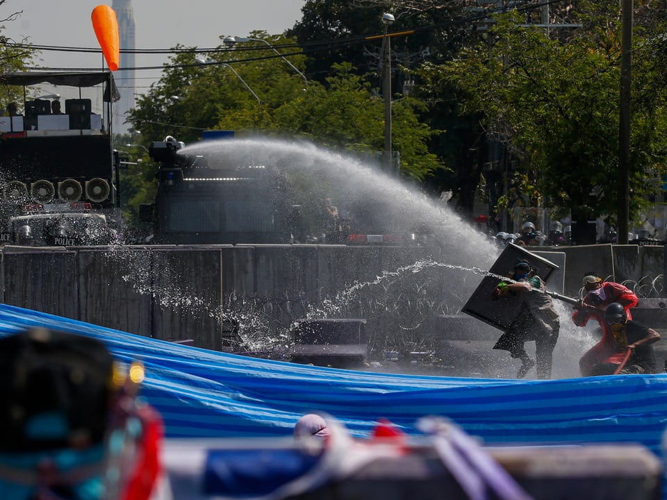 Polizei und Demonstranten bespritzen sich gegenseitig mit Wasser. (reuters)