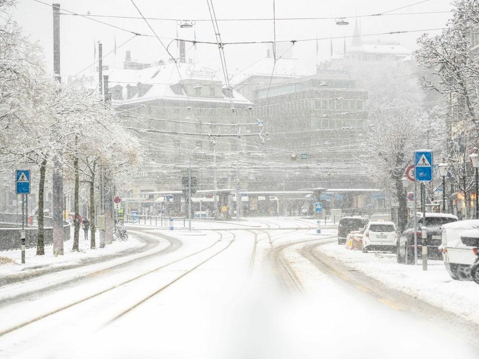 Schneebedeckte Strassen am Central in Zürich.