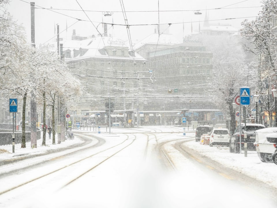 Zürich/ZH, 400 m ü. M. Schneebedeckte Strassen am Central in Zürich.