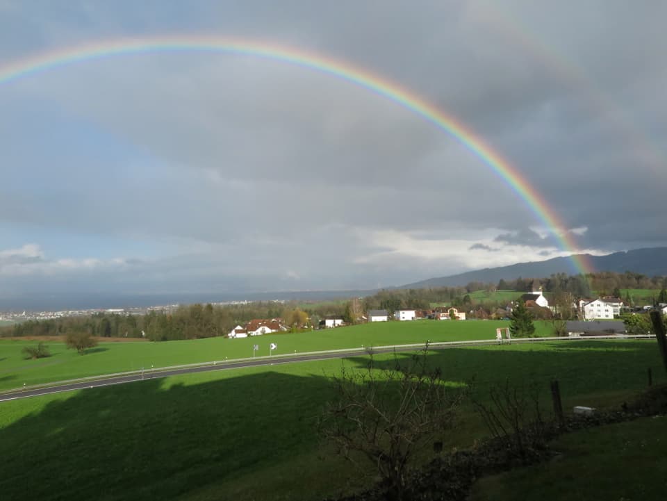 Ein Regenbogen über einer grünen Landschaft