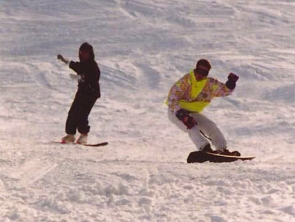 Snowboarding anno 1986 am Bolgen in Davos, in Leuchtgelb.