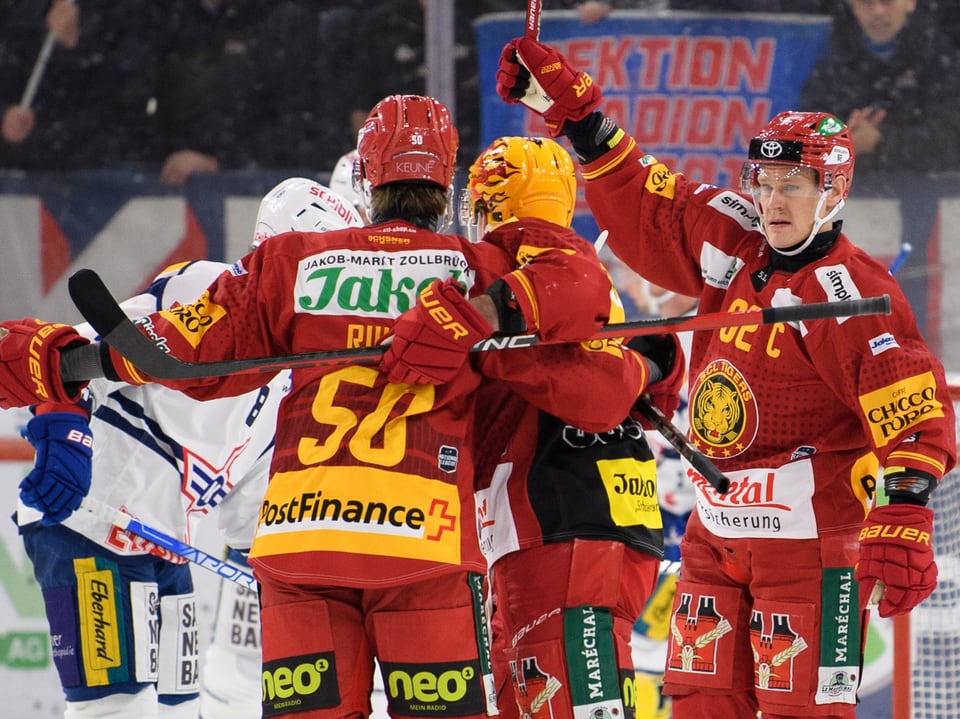 Sie punkten fleissig weiter Die Tigers-Spieler jubeln über einen Treffer.