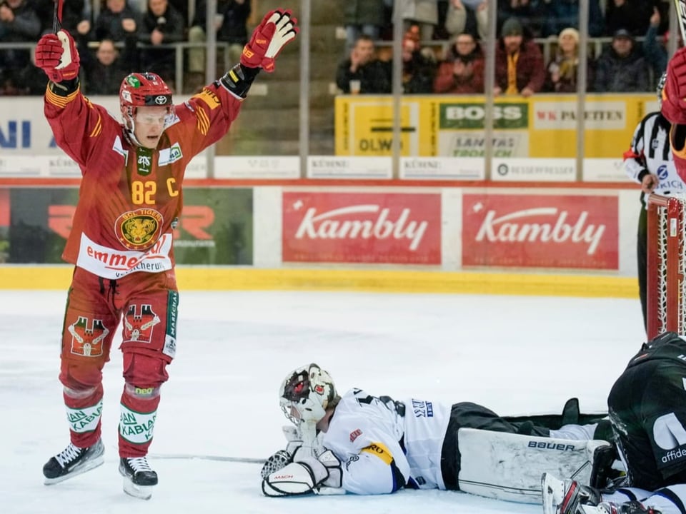 Der 5. Streich Harri Pesonen bejubelt seinen Powerplaytreffer in der 12. Minute.