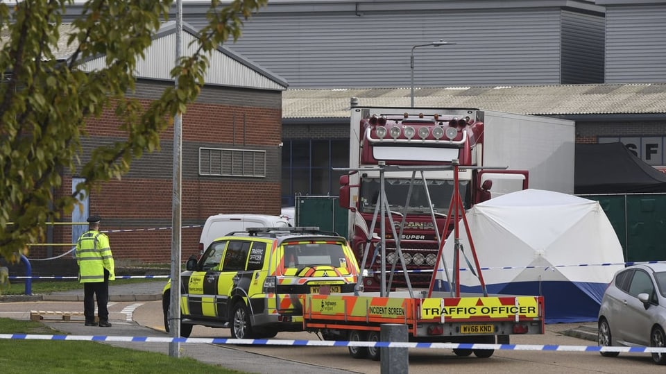 Truck und Absperrbänder der Polizei.