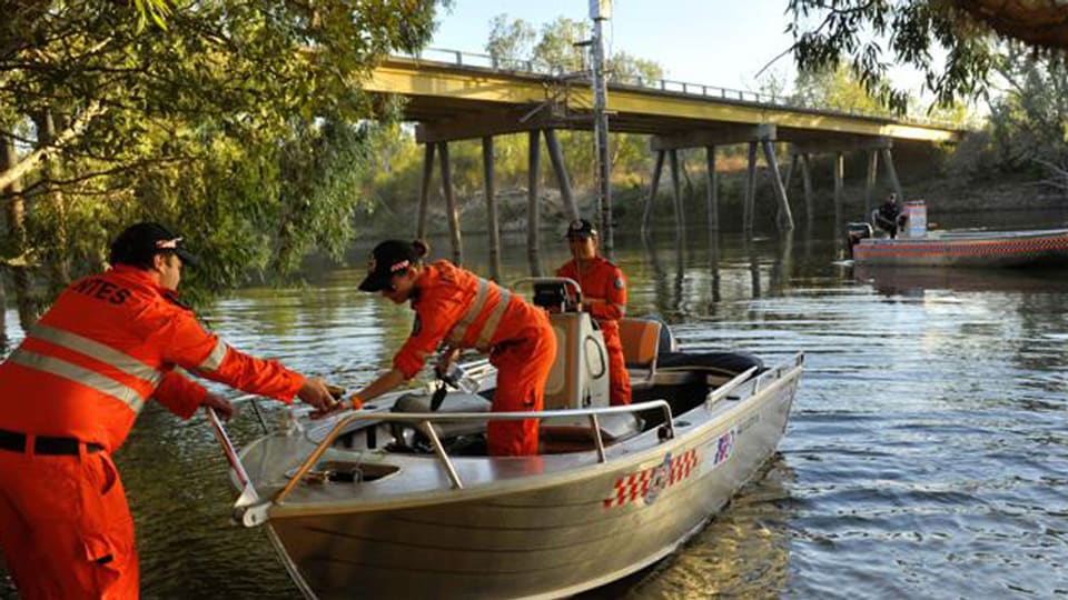 Rettungskräfte auf einem Boot in dem Fluss wo der Mann verschwand.